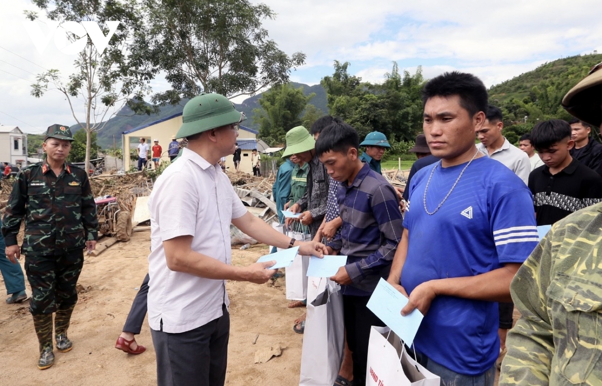 pho thu tuong le thanh long tham, tang qua nguoi dan vung lu son la hinh anh 3