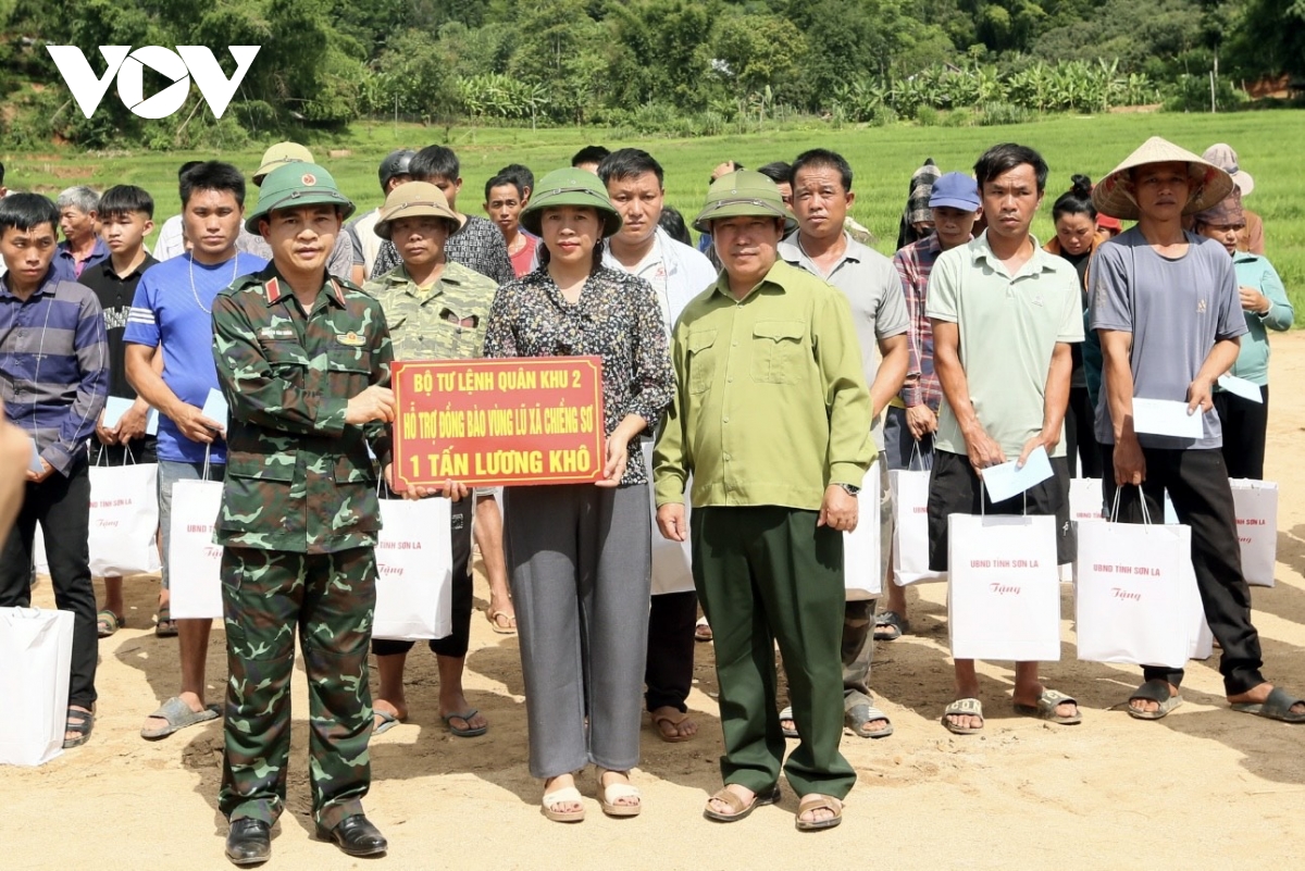 pho thu tuong le thanh long tham, tang qua nguoi dan vung lu son la hinh anh 6