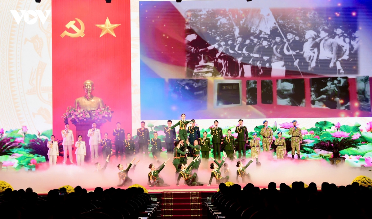 trao huan chuong quan cong cho Dai tuong phan van giang va lanh dao bo quoc phong hinh anh 4