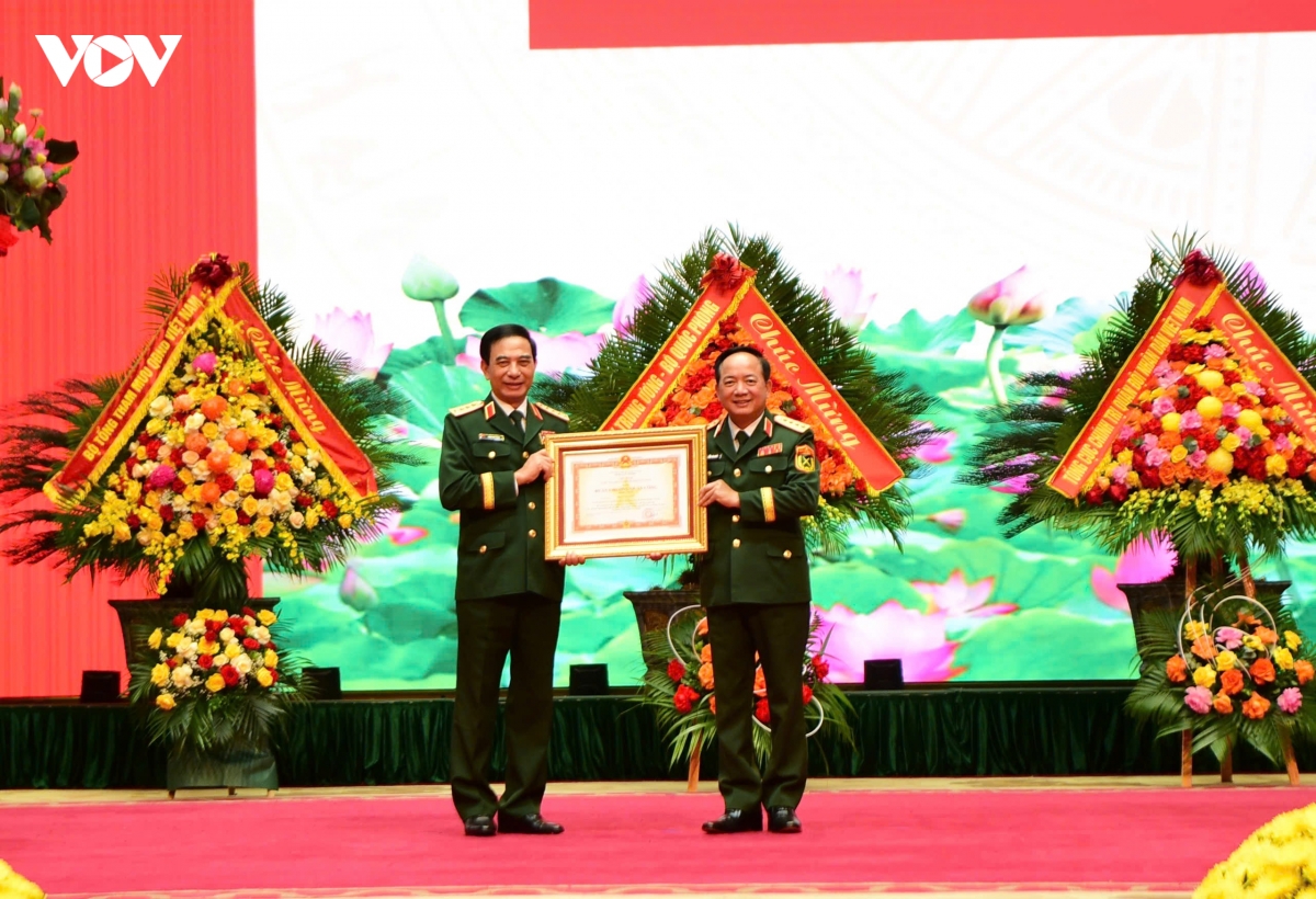 trao huan chuong quan cong cho Dai tuong phan van giang va lanh dao bo quoc phong hinh anh 2