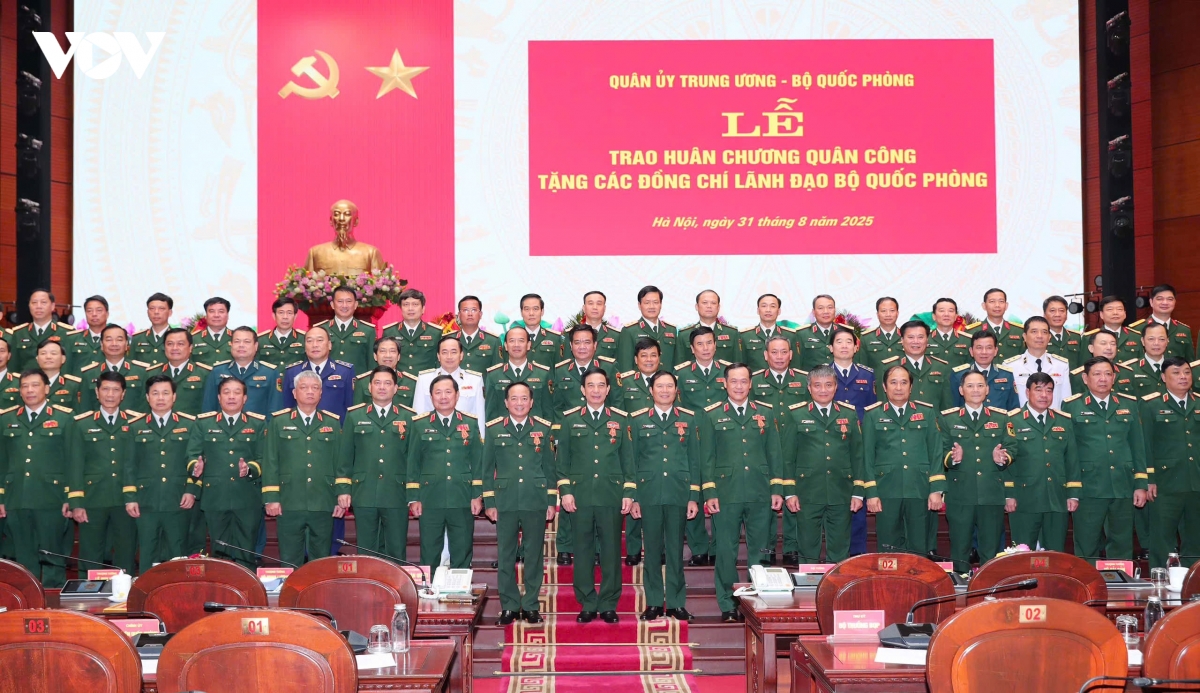 trao huan chuong quan cong cho Dai tuong phan van giang va lanh dao bo quoc phong hinh anh 5
