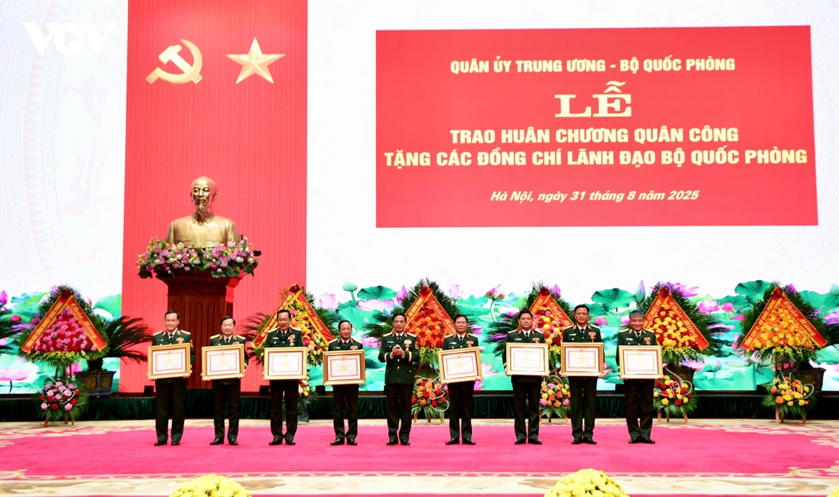 trao huan chuong quan cong cho Dai tuong phan van giang va lanh dao bo quoc phong hinh anh 3