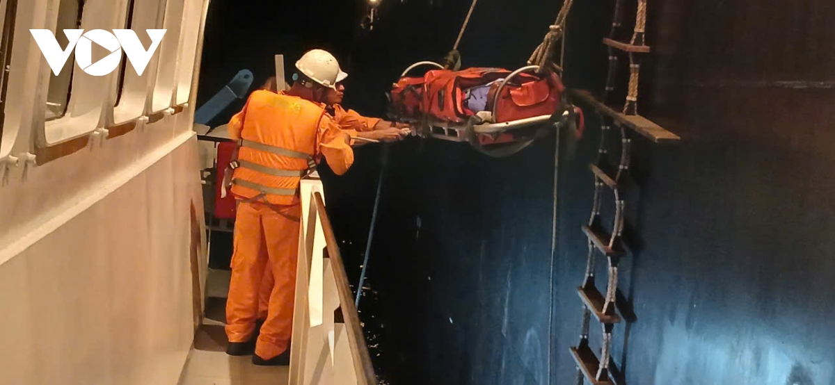 cuu song 20 thuyen vien tau cho dau boc chay tren bien gan mui vung tau hinh anh 2