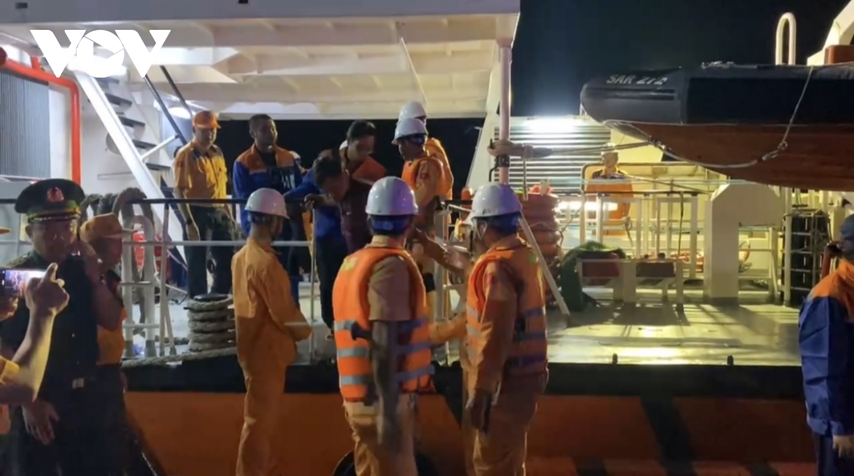 cuu song 20 thuyen vien tau cho dau boc chay tren bien gan mui vung tau hinh anh 3