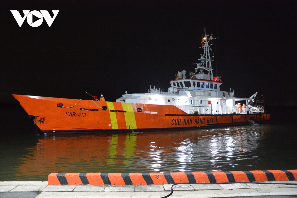 cuu song 20 thuyen vien tau cho dau boc chay tren bien gan mui vung tau hinh anh 1
