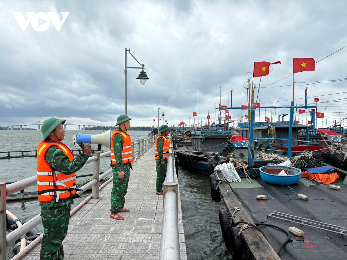 nguoi dan tp hue tat bat di chuyen tau thuyen, chang chong nha cua tranh bao hinh anh 11