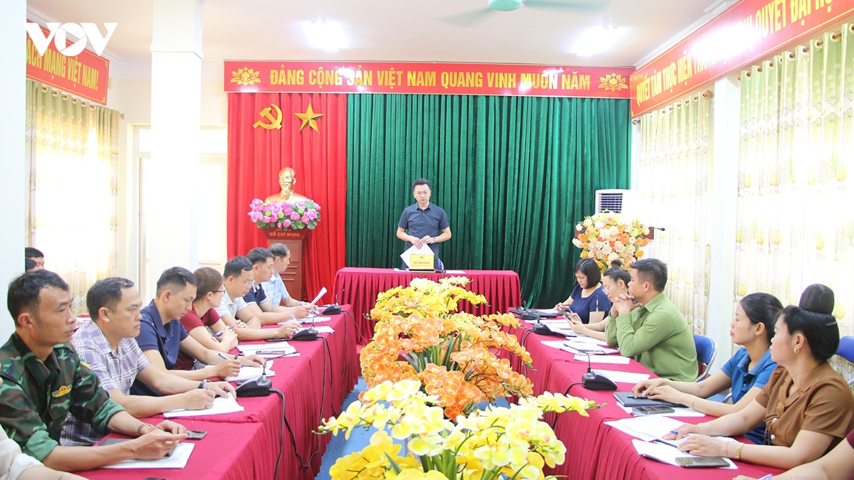 nguoi dan phan khoi nhan qua tet Doc lap hinh anh 4