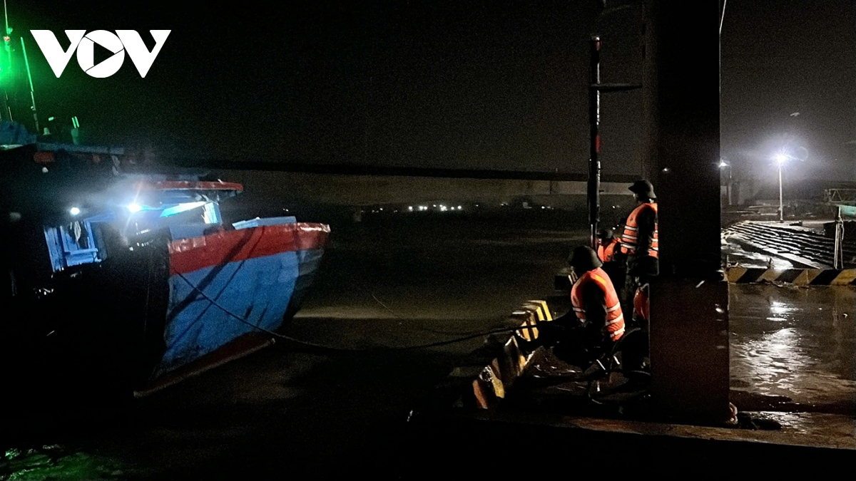 kip thoi ung cuu mot tau ca dut neo o cua tung, quang tri hinh anh 2