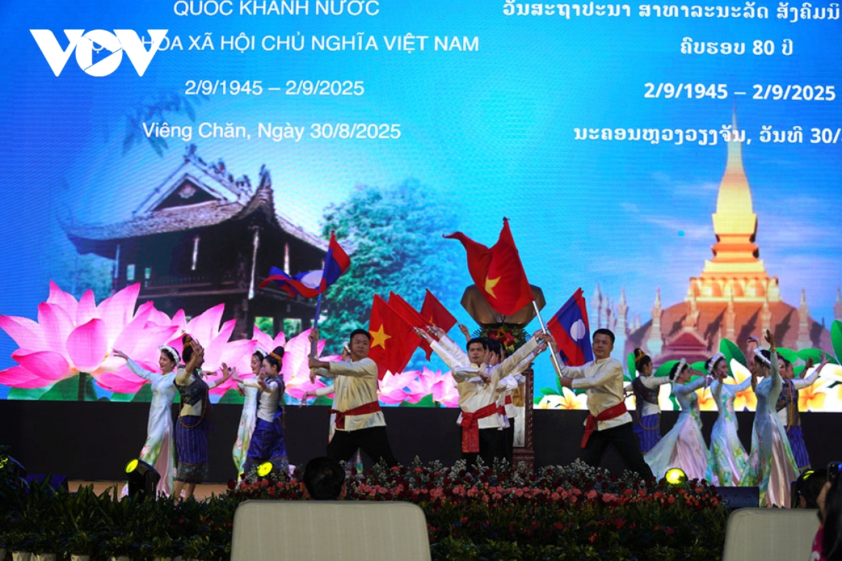 Tiết mục văn nghệ thể hiện mối quan hệ đặc biệt Lào-Việt Nam Tiết mục văn nghệ thể hiện mối quan hệ đặc biệt Lào-Việt Nam