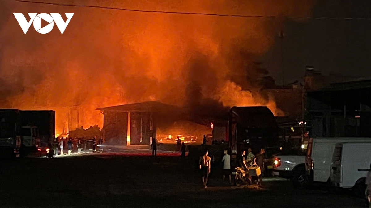 Cháy ở công ty xử lý môi trường TP.HCM, một xe tải bị thiêu rụi