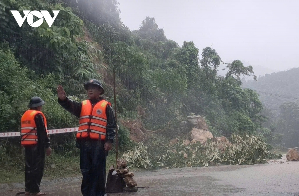 mua lon truoc khi bao so 6 do bo, nhieu noi o tinh quang tri bi ngap hinh anh 2