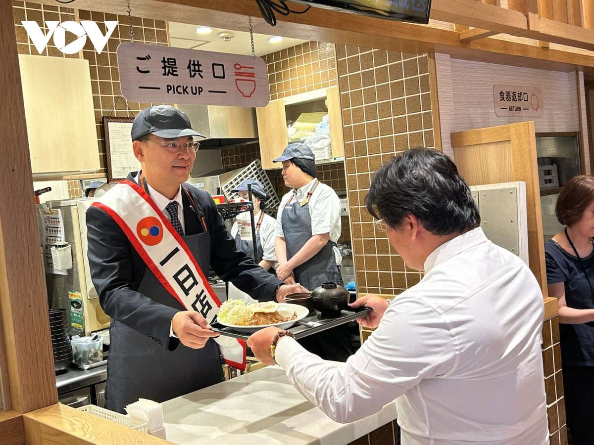 Dua mon viet den ban an nguoi nhat hinh anh 4