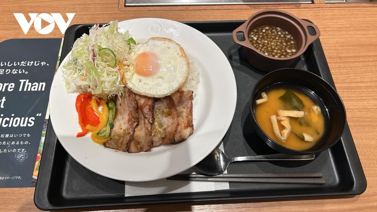 Dua mon viet den ban an nguoi nhat hinh anh 1