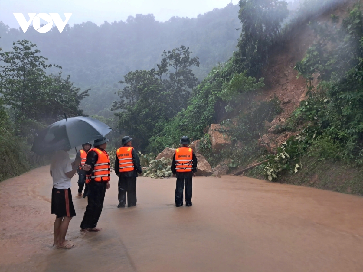 mua lon truoc khi bao so 6 do bo, nhieu noi o tinh quang tri bi ngap hinh anh 1