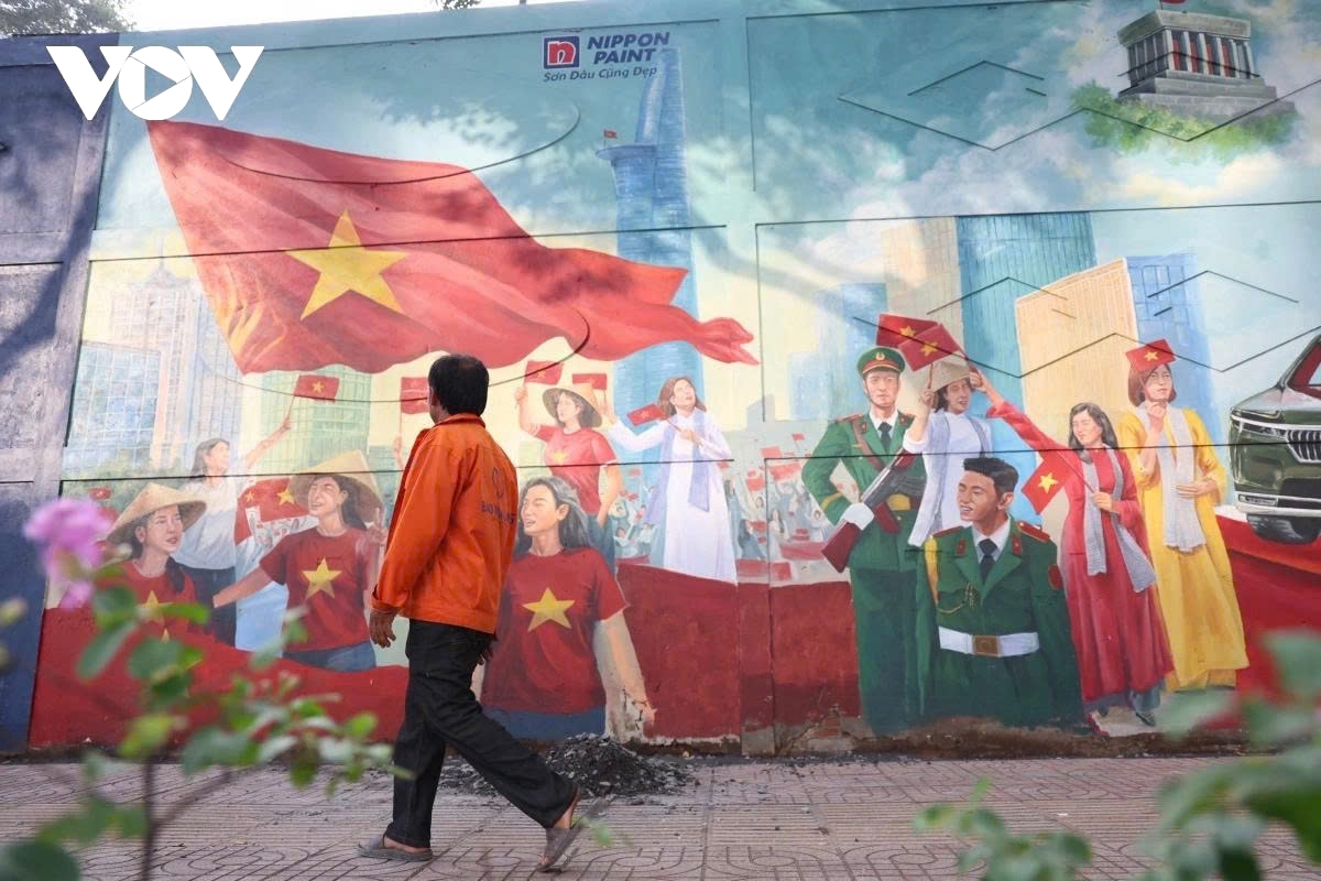 HCM City giant mural painting celebrates major national holidays