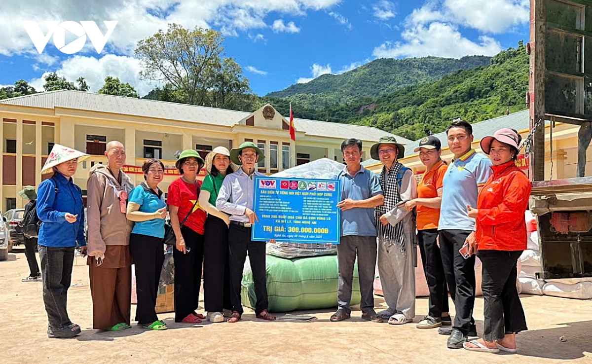 Báo Điện tử Tiếng nói Việt Nam cùng trao hơn 850 triệu đồng đến vùng lũ Nghệ An