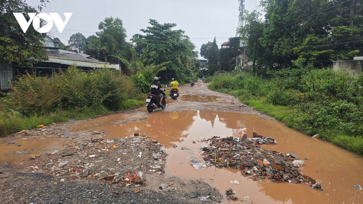 Cuộc sống người dân bị "mắc kẹt" vì những con đường xuống cấp