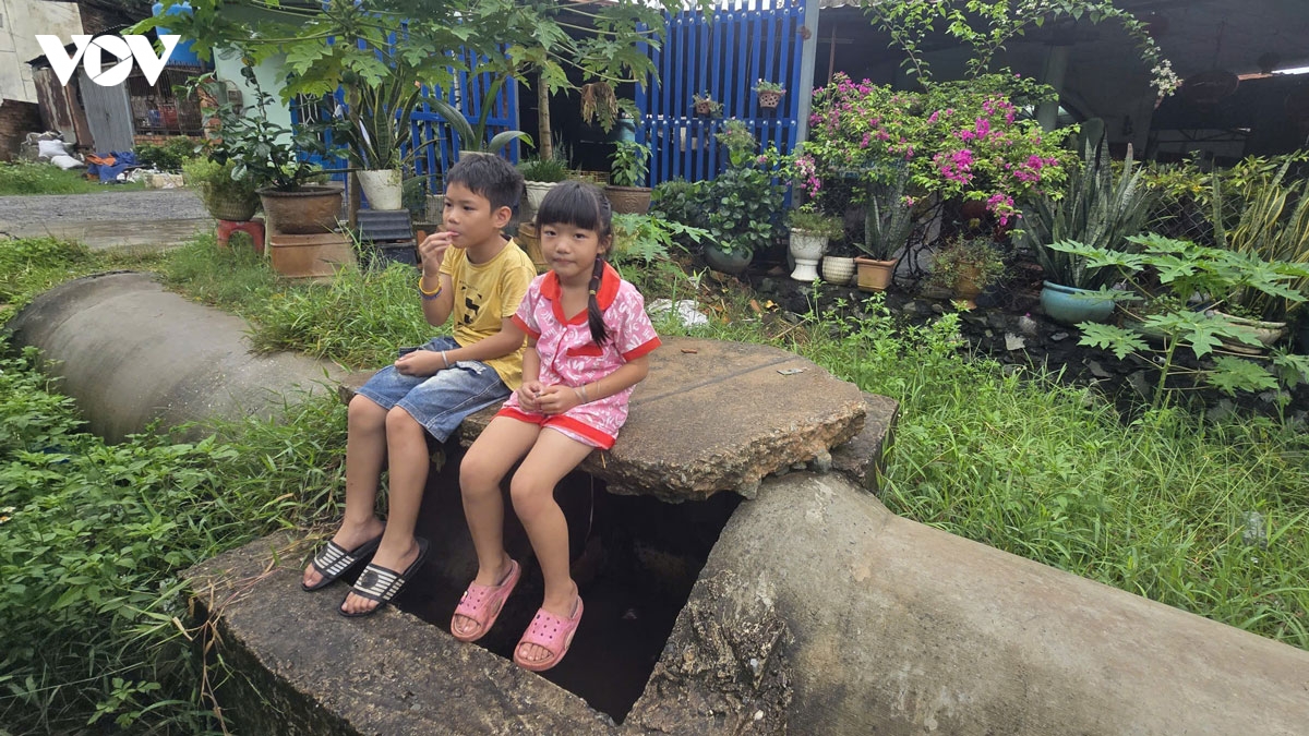 cuoc song nguoi dan bi mac ket vi nhung con duong xuong cap hinh anh 2