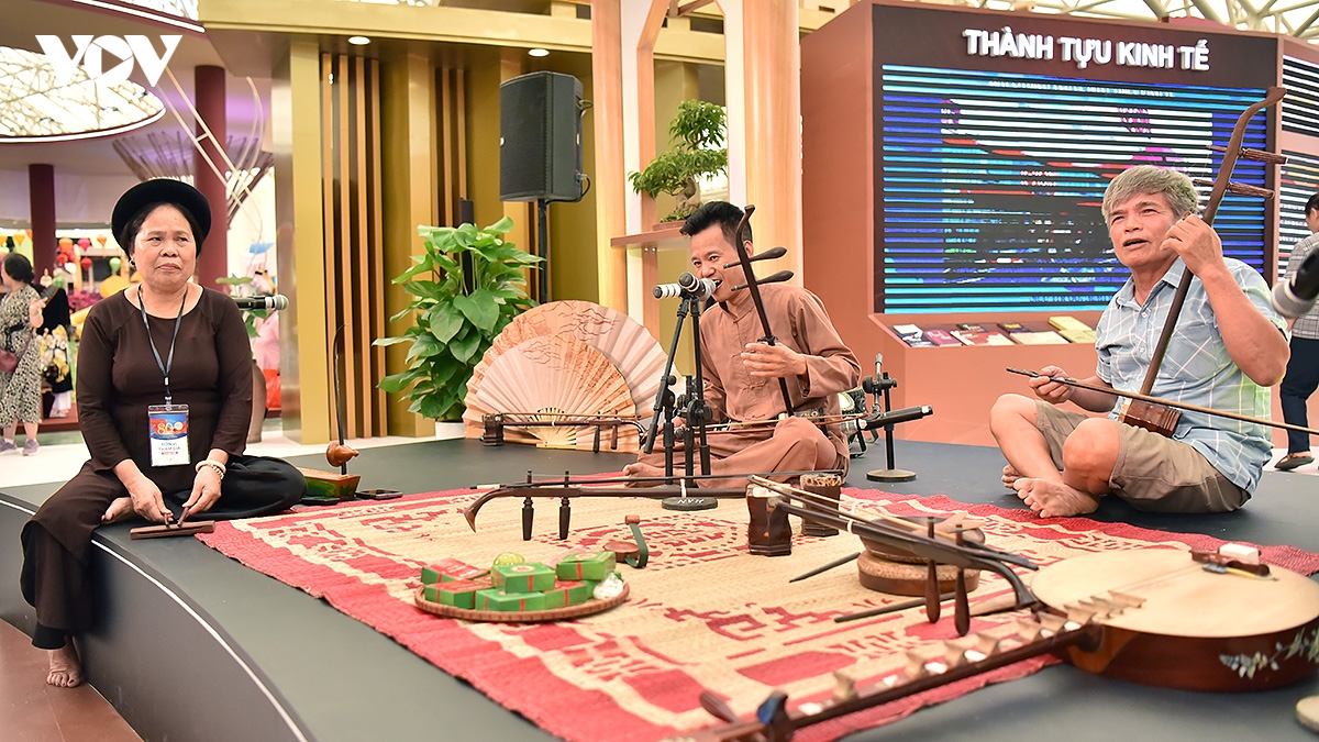 tung bung hoat dong nghe thuat trong ngay khai mac trien lam 80 nam hinh anh 10