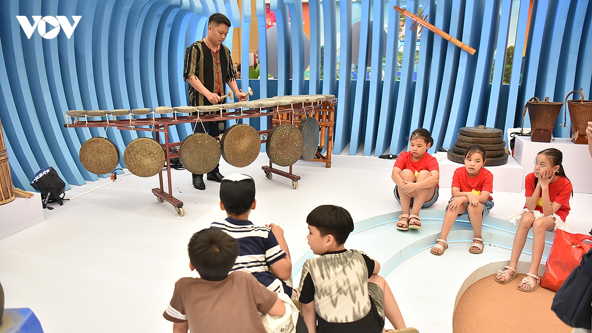 tung bung hoat dong nghe thuat trong ngay khai mac trien lam 80 nam hinh anh 6