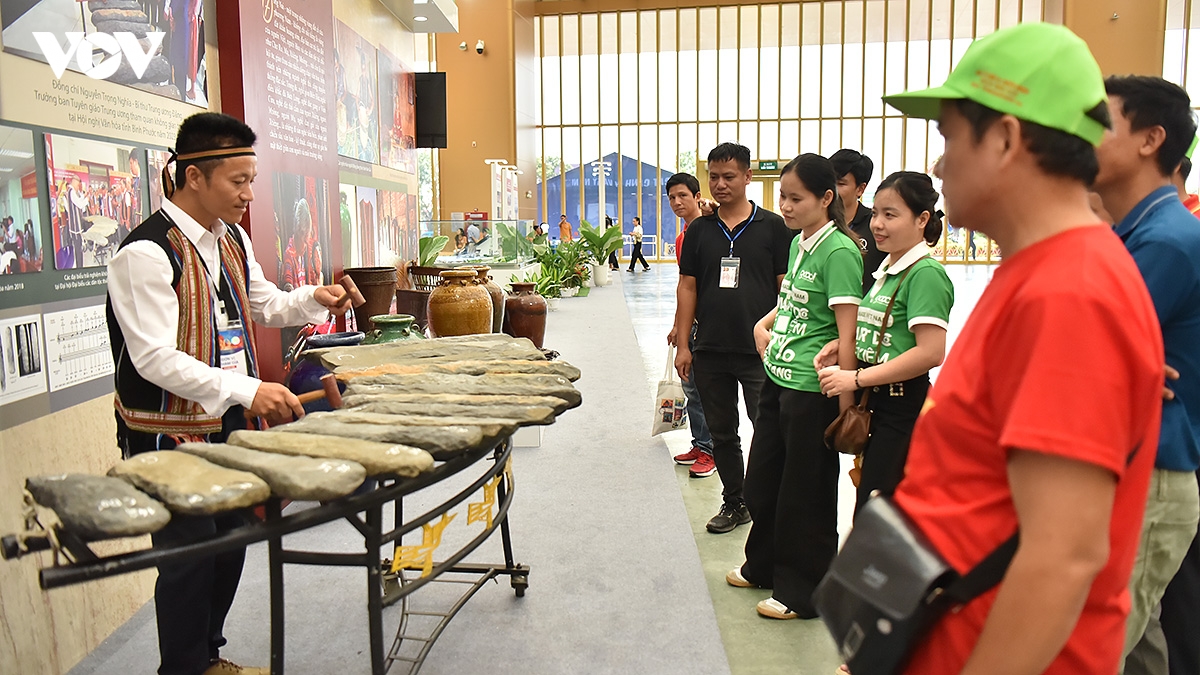 tung bung hoat dong nghe thuat trong ngay khai mac trien lam 80 nam hinh anh 4