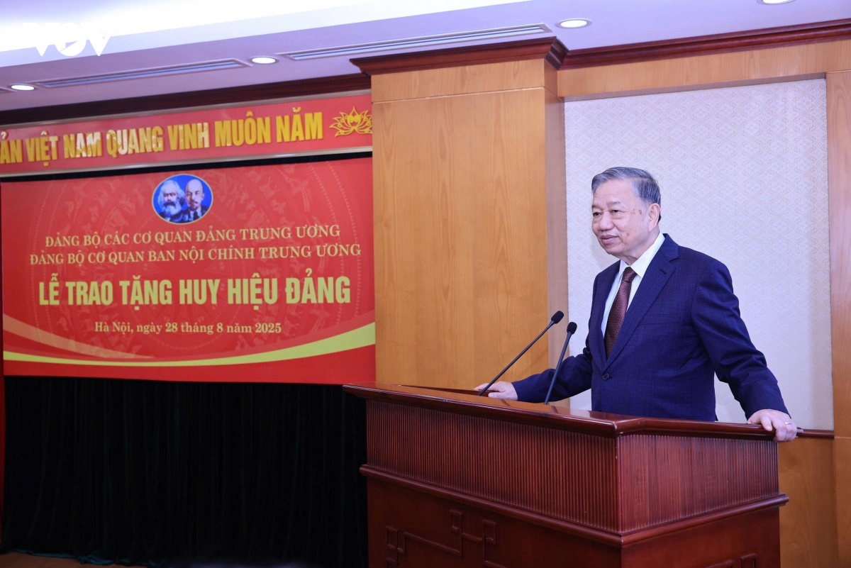 tong bi thu to lam trao huy hieu 45 nam tuoi Dang tang ong phan Dinh trac hinh anh 2