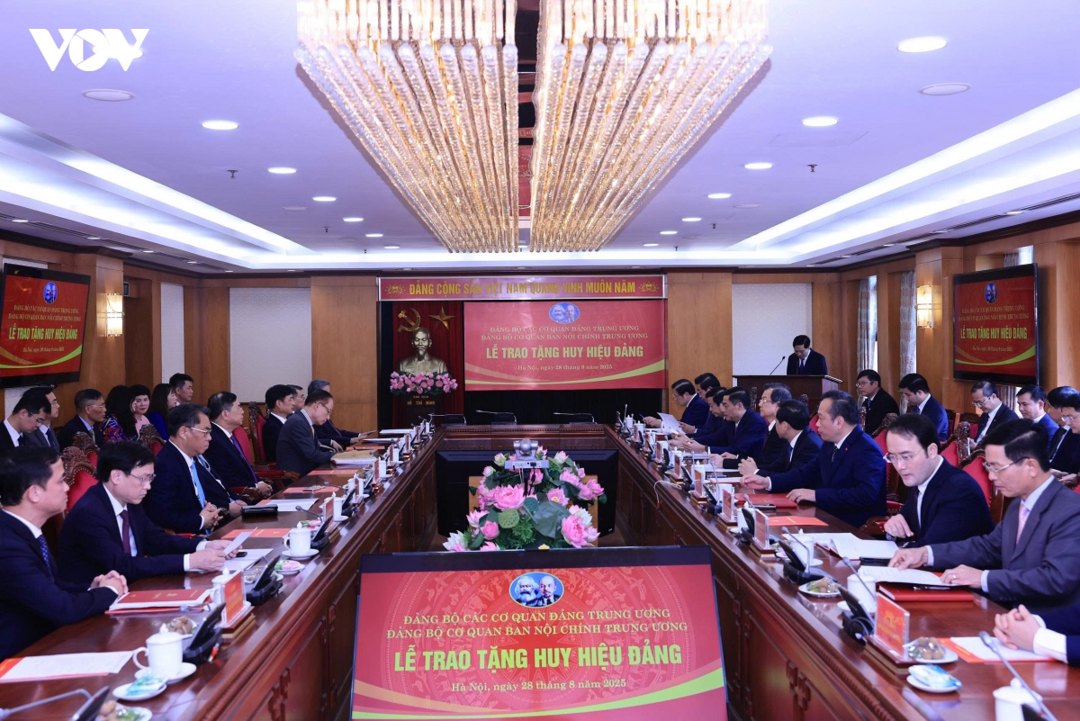 tong bi thu to lam trao huy hieu 45 nam tuoi Dang tang ong phan Dinh trac hinh anh 1