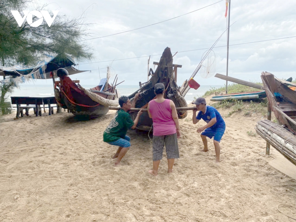 nguoi dan tp hue tat bat di chuyen tau thuyen, chang chong nha cua tranh bao hinh anh 4