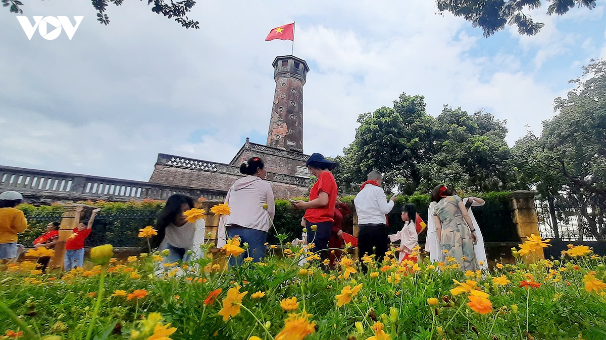 nguoi dan do ve cac di tich lich su trong dip nghi 2 9 hinh anh 2