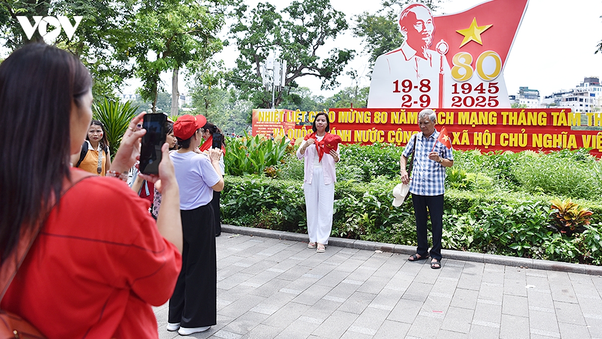 nguoi dan do ve cac di tich lich su trong dip nghi 2 9 hinh anh 13