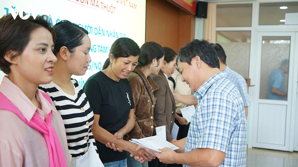 nguoi dan phan khoi nhan qua tet Doc lap hinh anh 3