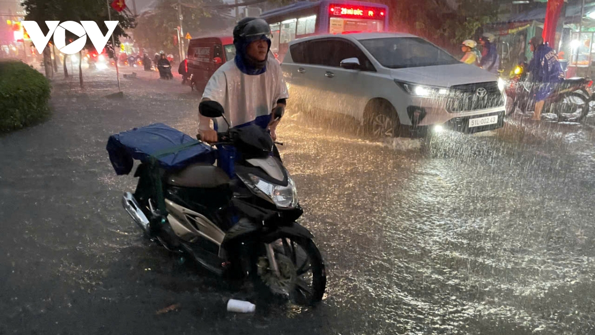 Mưa lớn kéo dài khiến nhiều tuyến đường tại TP.HCM ngập sâu, khó di chuyển