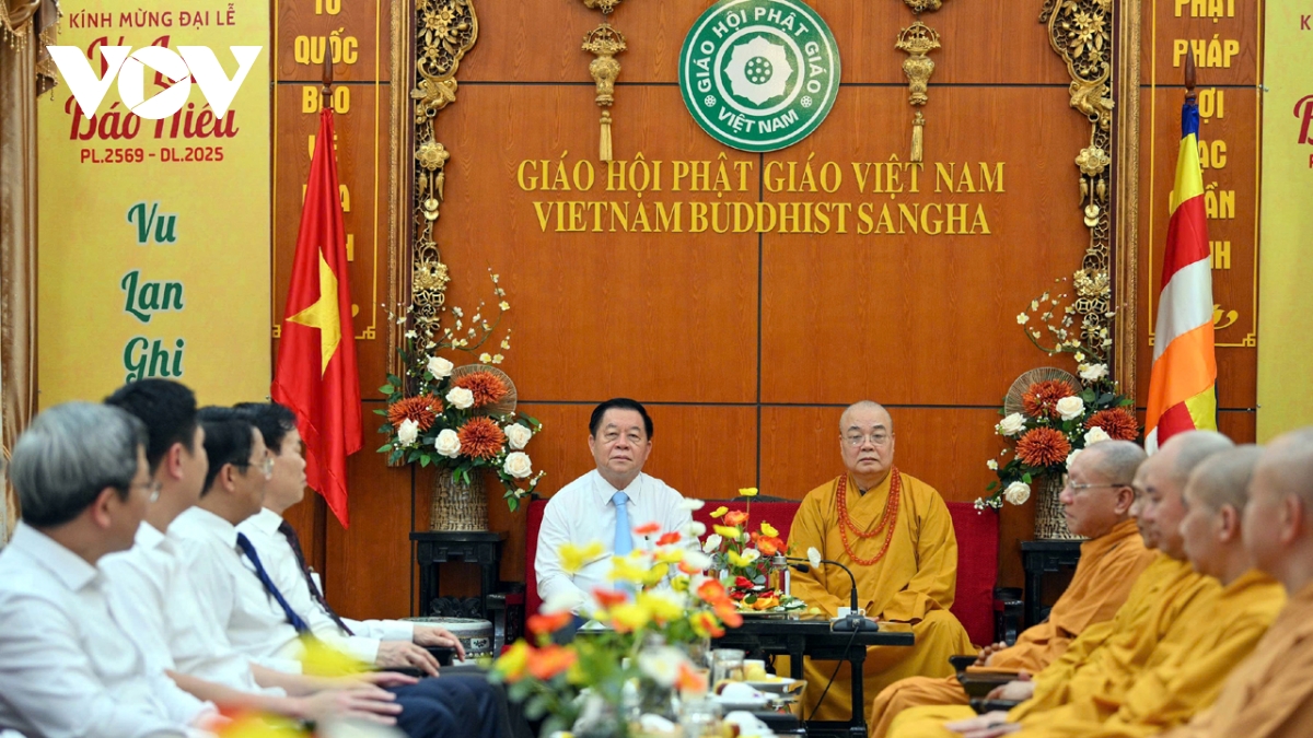 Trưởng Ban Tuyên giáo và Dân vận Trung ương thăm, chúc mừng các tổ chức tôn giáo