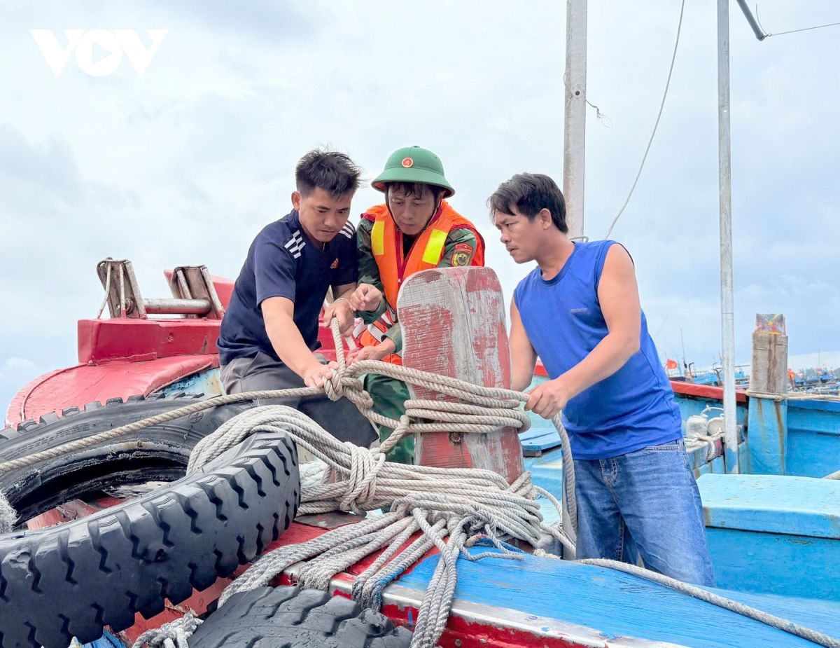 nguoi dan tp hue tat bat di chuyen tau thuyen, chang chong nha cua tranh bao hinh anh 12