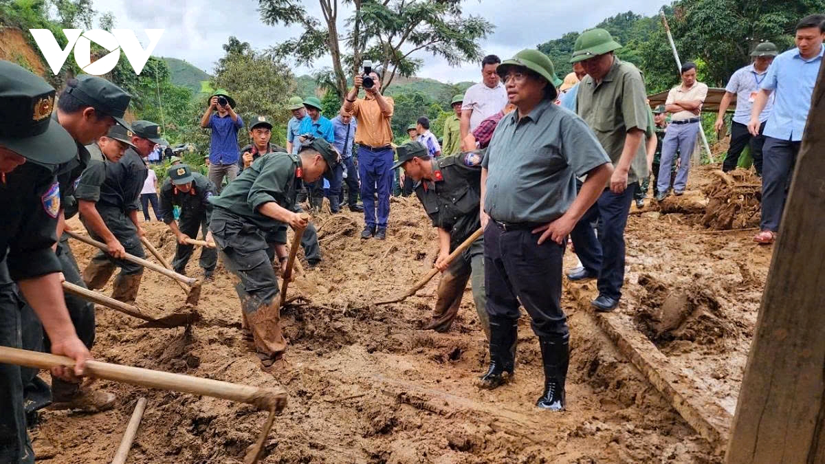 pm inspects disaster recovery efforts in flood-hit dien bien province picture 2