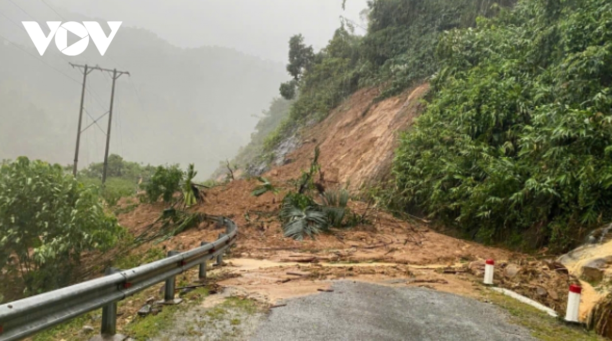 Sạt lở nghiêm trọng sau bão số 5 tại nhiều tuyến đường miền tây Nghệ An