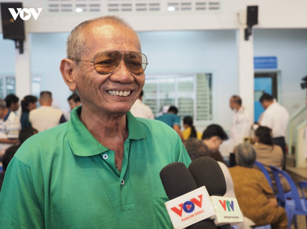 Dai su quan va doanh nghiep viet nam tai campuchia kham benh cho ba con o phnom penh hinh anh 3