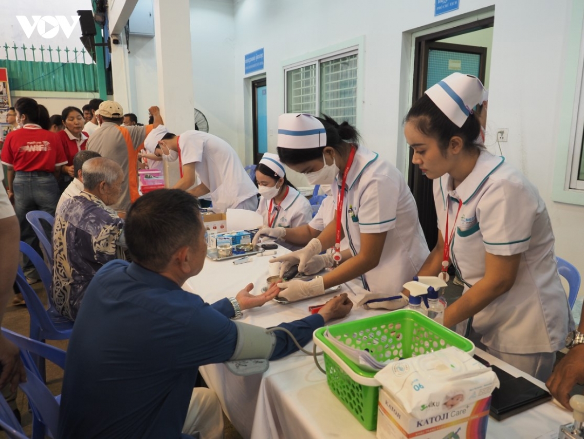 Dai su quan va doanh nghiep viet nam tai campuchia kham benh cho ba con o phnom penh hinh anh 2