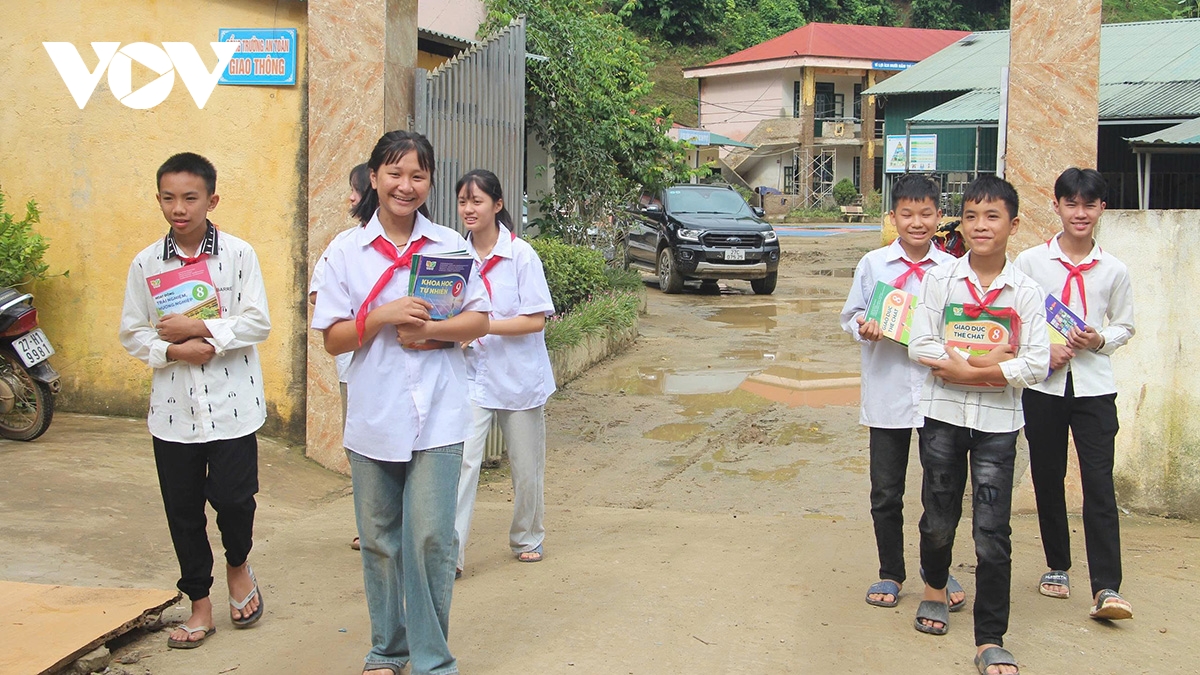 Trao tặng hơn 1.200 bộ sách giáo khoa cho học sinh vùng lũ Điện Biên