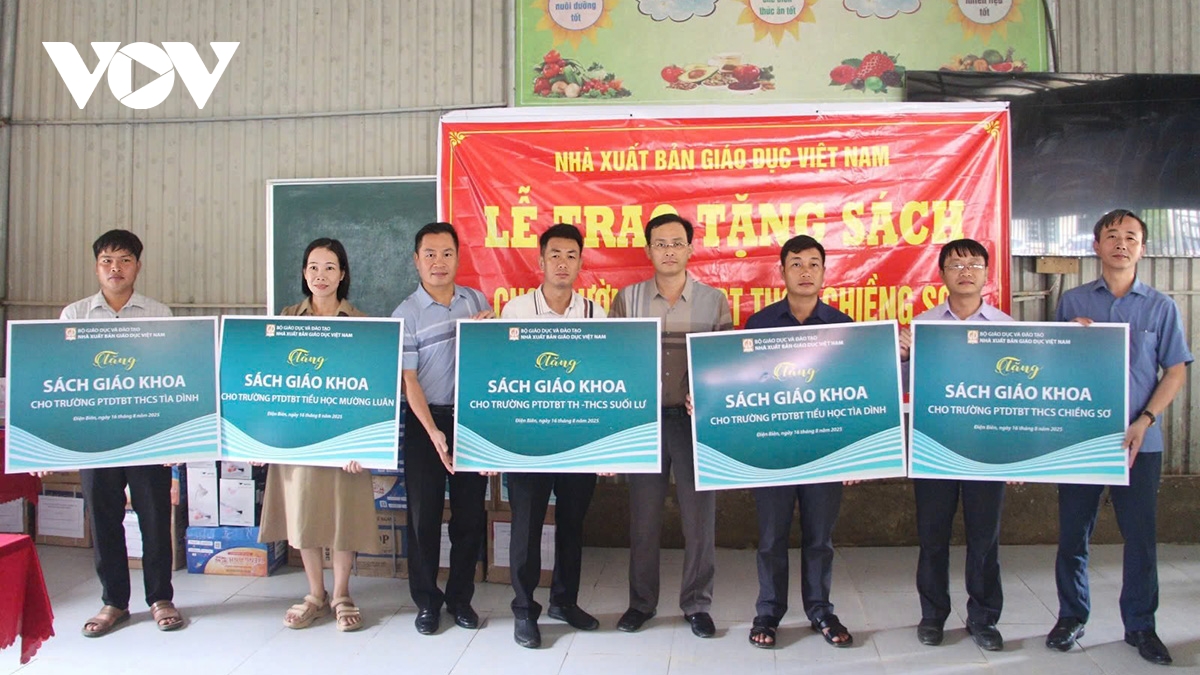 trao tang hon 1.200 bo sach giao khoa cho hoc sinh vung lu Dien bien hinh anh 1