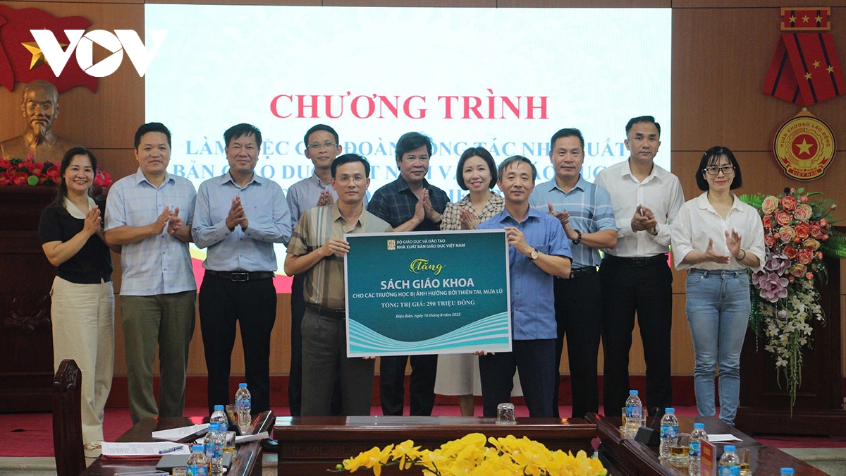 trao tang hon 1.200 bo sach giao khoa cho hoc sinh vung lu Dien bien hinh anh 3