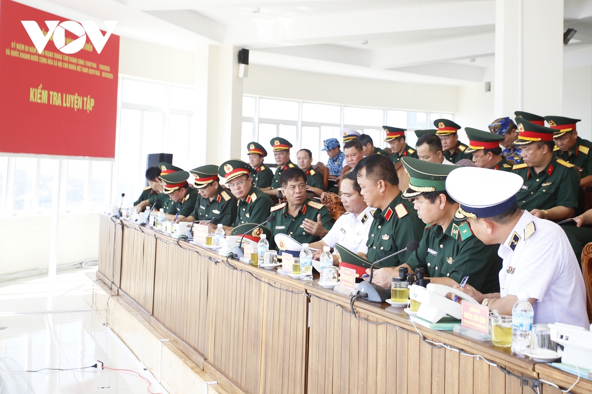 Thượng tướng Nguyễn Văn Nghĩa chỉ đạo các lực lượng tham gia luyện tập diễu binh trên biển Thượng tướng Nguyễn Văn Nghĩa chỉ đạo các lực lượng tham gia luyện tập diễu binh trên biển