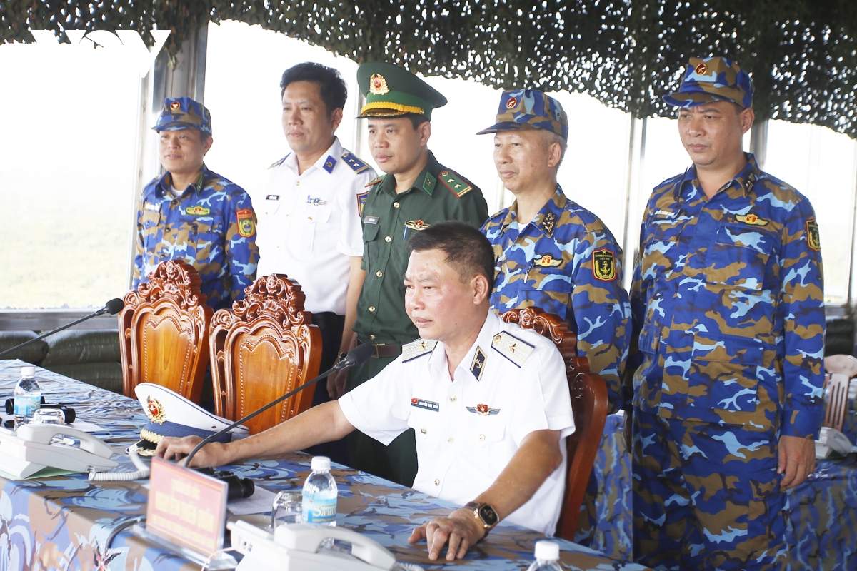 Chuẩn Đô đốc Nguyễn Anh Tuấn, Tư lệnh Vùng 4 chỉ huy các lực lượng luyện tập vận động đội hình diễu binh trên biển Chuẩn Đô đốc Nguyễn Anh Tuấn, Tư lệnh Vùng 4 chỉ huy các lực lượng luyện tập vận động đội hình diễu binh trên biển