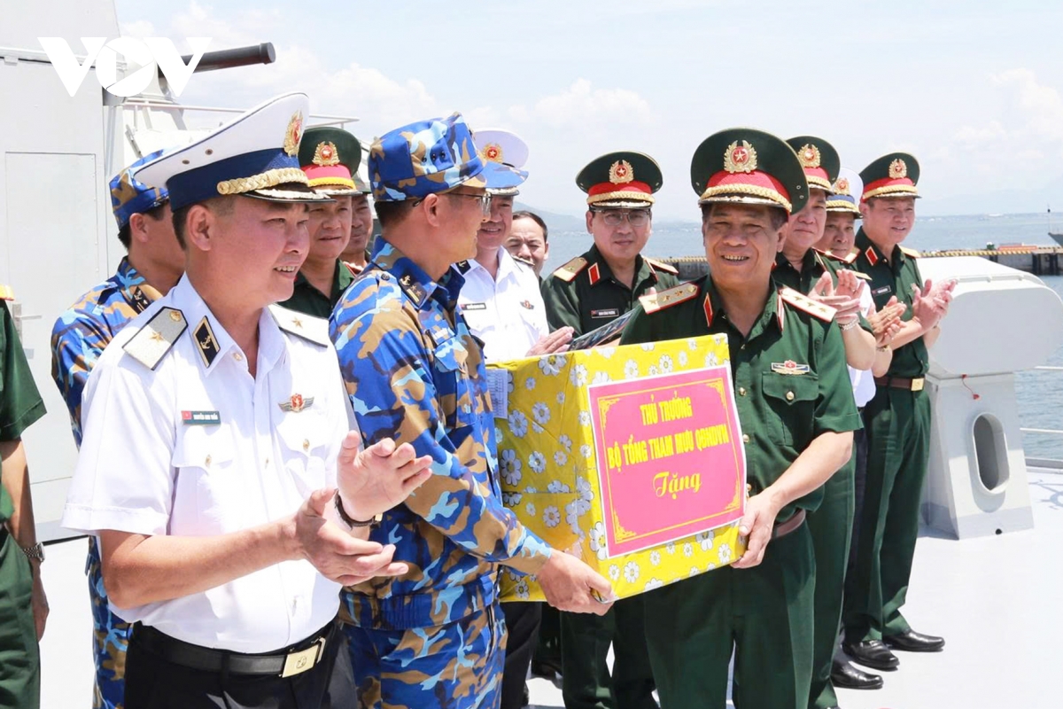Thượng tướng Nguyễn Văn Nghĩa tặng quà và động viên các lực lượng tham gia luyện tập diễu binh trên biển Thượng tướng Nguyễn Văn Nghĩa tặng quà và động viên các lực lượng tham gia luyện tập diễu binh trên biển