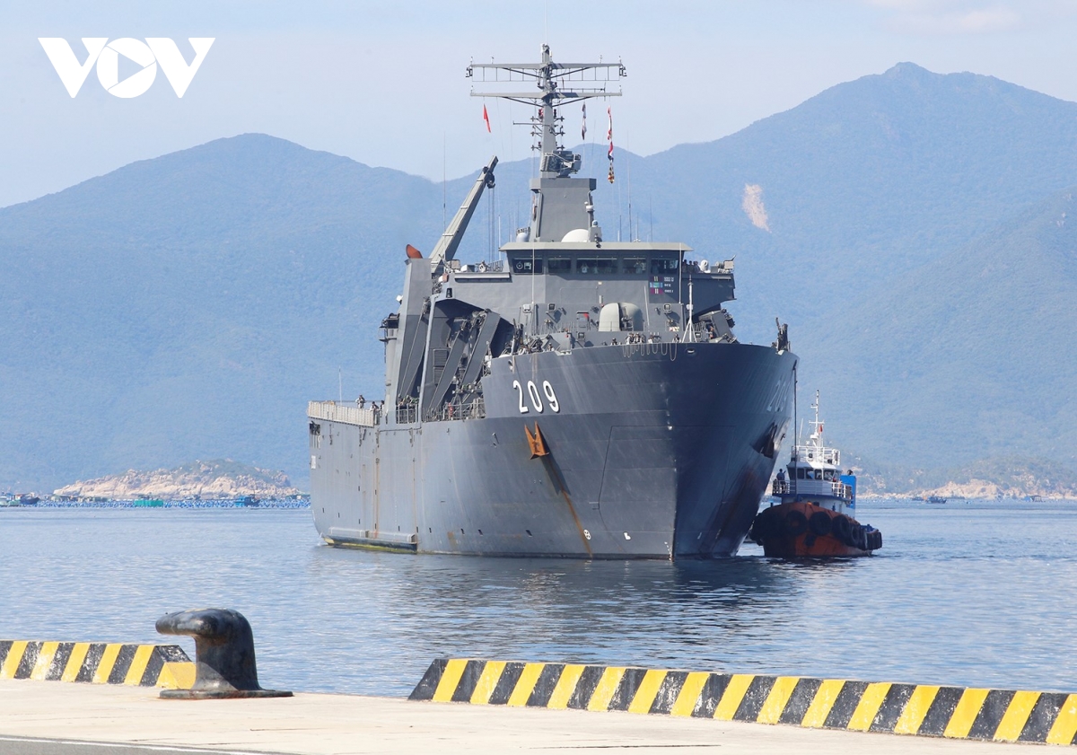 Tàu Hải quân Singapore cập Cảng Cam Ranh