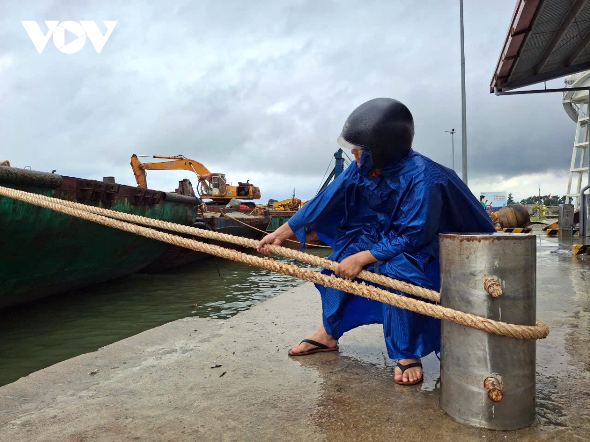nguoi dan tp hue tat bat di chuyen tau thuyen, chang chong nha cua tranh bao hinh anh 9