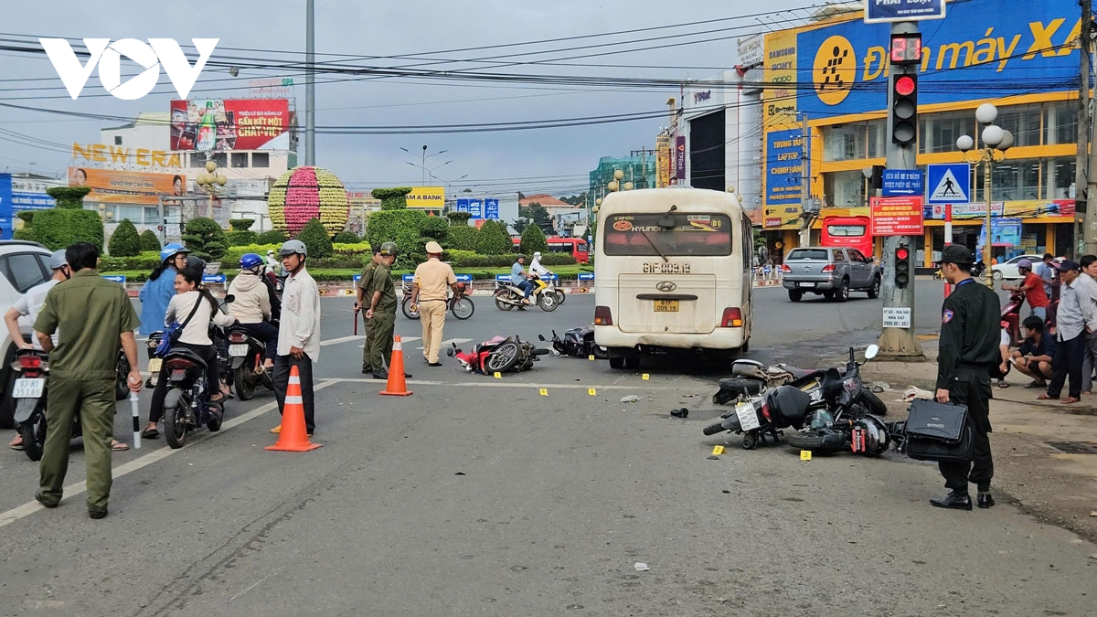 xe khach tong hang loat xe may, xe dap dien dang dung den do o Dong nai hinh anh 3