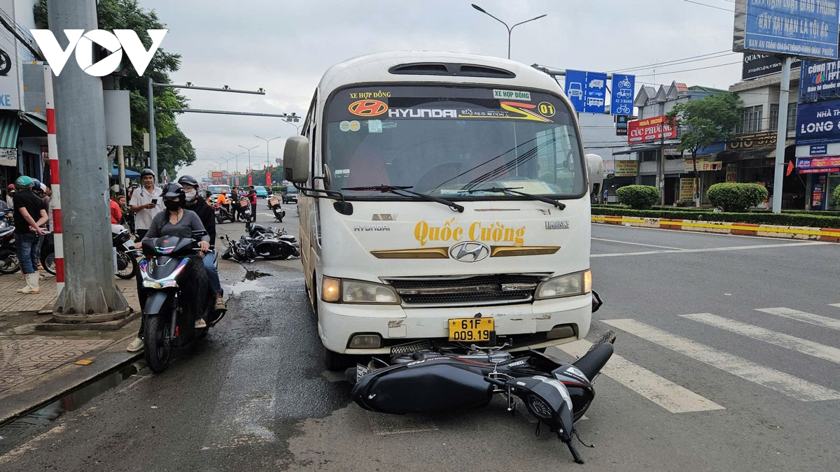 xe khach tong hang loat xe may, xe dap dien dang dung den do o Dong nai hinh anh 2