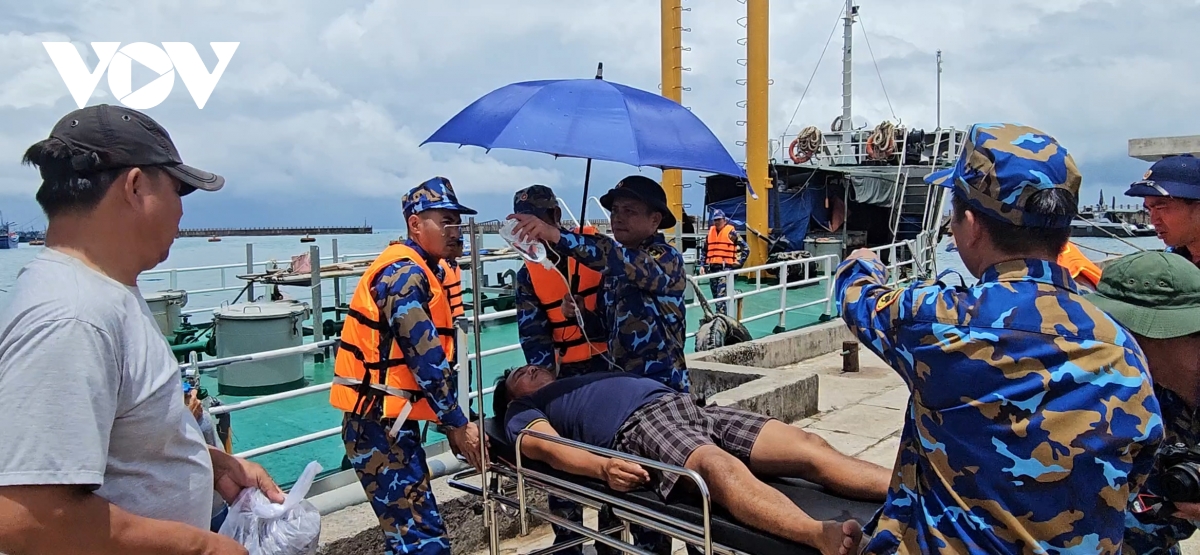 hai doan 129 kip thoi dua ngu dan bi nan tren bien ve benh xa dao truong sa hinh anh 1