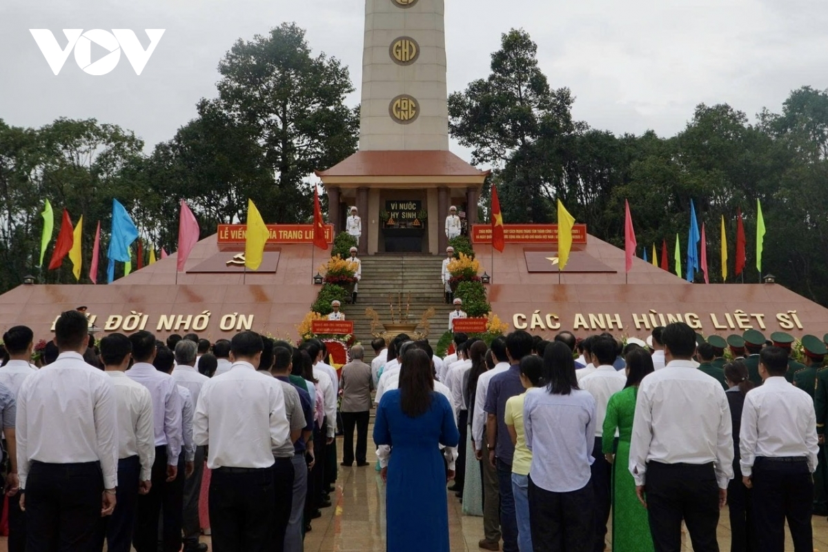 tp.hcm nhieu doan lanh dao dang huong, tuong niem cac anh hung liet si hinh anh 1